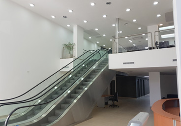 Escaleras mecánicas e iluminación en techo